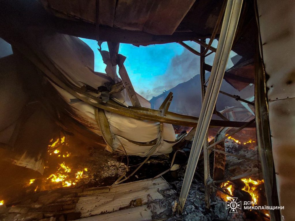 Уламки ворожого дрону спричинили пожежу складів на Миколаївщині (ФОТО, ВІДЕО) 10