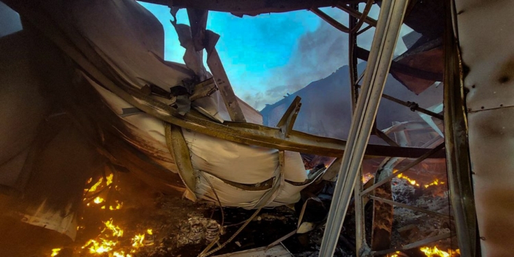 Уламки ворожого дрону спричинили пожежу складів на Миколаївщині (ФОТО, ВІДЕО)