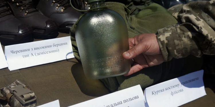 Яйця були, одяг був, тепер фляги. Чому їх купують для ЗСУ втричі дорожчі за ринкові ціни