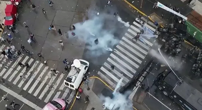 Десятки людей постраждали під час протестів проти політики жорсткої економії у Аргентині