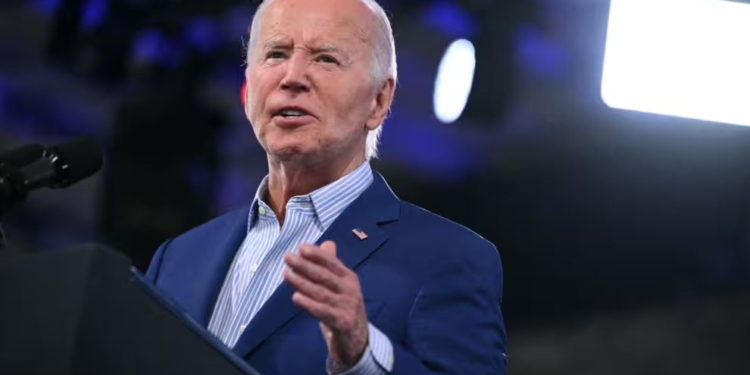 “Коли тебе збивають з ніг, ти піднімаєшся”, – Байден звернувся до прихильників після слабкого виступу на дебатах