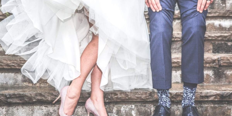 Закохалася в мережі. 71-річна українка зібралась заміж за “лікаря з Британії” – віддала 1 млн.