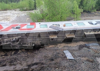 В РФ зійшов з рейок пасажирський потяг – пасажирів змусили йти пішки до найближчої станції (ВІДЕО)