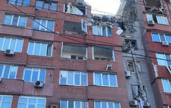 Російська ракета поцілила в 9-поверхівку в Дніпрі (ФОТО, ВІДЕО)