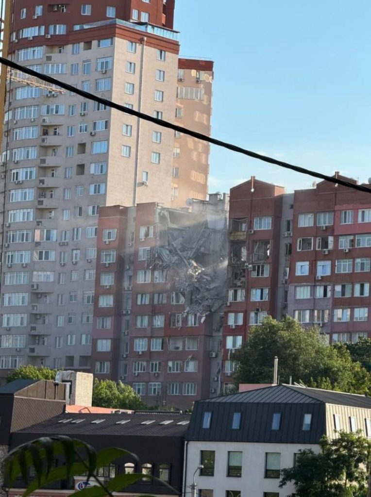 Російська ракета поцілила в 9-поверхівку в Дніпрі (ФОТО, ВІДЕО) 3