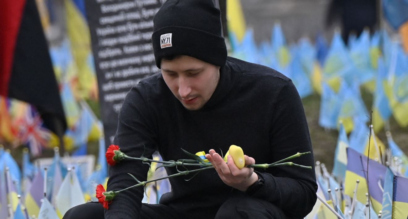 Українці не вірять, що хтось буде за нас воювати, але вірять в перемогу. Серед молоді оптимістів менше