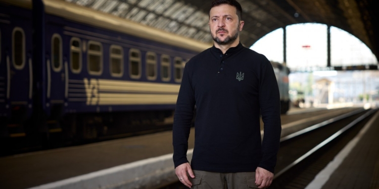 Зеленський привітав українців з Днем Конституції (ВІДЕО)