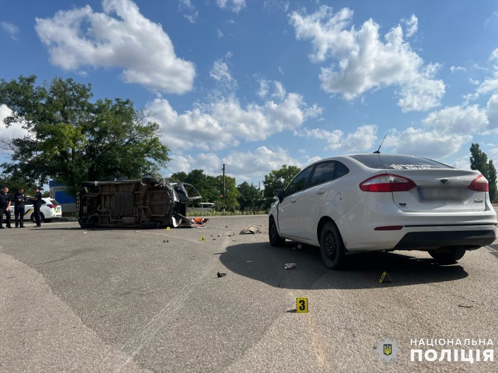 В ДТП на Миколаївщині травмувалося 9 людей, з них 5 дітей. Поліція шукає свідків (ФОТО) 2