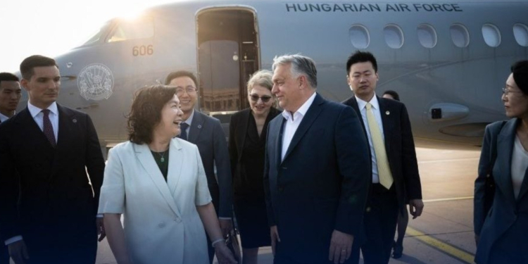 Орбан несподівано полетів до Китаю з «мирною місією» щодо України