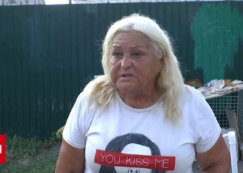 Ясно, в кого вдався. Мама нардепа Тищенка торгує шкарпетками біля метро, але “Коля завжди правий” (ВІДЕО)