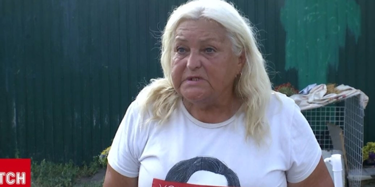 Ясно, в кого вдався. Мама нардепа Тищенка торгує шкарпетками біля метро, але “Коля завжди правий” (ВІДЕО)