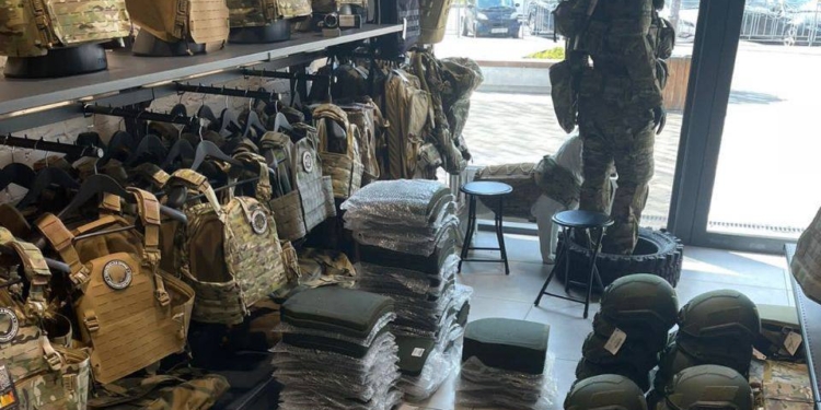 Ввіз тисячу шоломів та 3 тис. плит для бронежилетів нібито для потреб Нацгвардії, а насправді для продажу – підозрюється директор ТОВ (ФОТО)