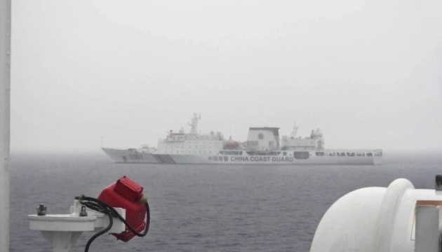 Китай почав «давити авторитетом»? Його «корабель-монстр» став на стоянку в економічній зоні Філіппін