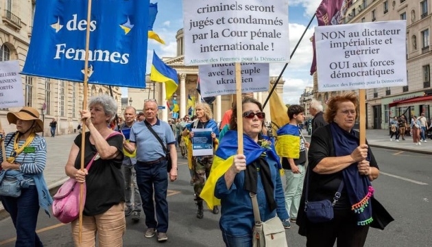 У Парижі українці закликали підтримати вступ України до НАТО (ФОТО)