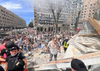 Ліквідація наслідків російського обстрілу столиці триває. Вже відомо про 8 загиблих та 15 постраждалих (ФОТО)