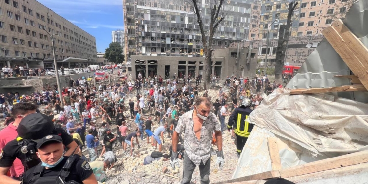 Ліквідація наслідків російського обстрілу столиці триває. Вже відомо про 8 загиблих та 15 постраждалих (ФОТО)