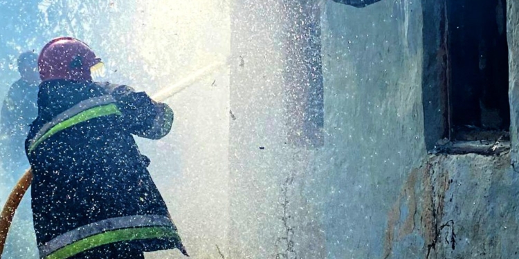 Пожежа, яка спалахнула на Миколаївщині після влучання російської ракети, локалізована – рятувальники розповіли подробиці (ФОТО)