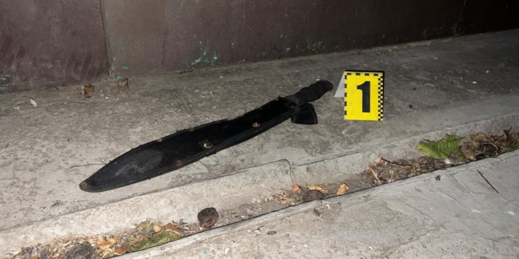 В Очакові чоловік дарив ножем у шию нового обранця своєї колишньої дружини