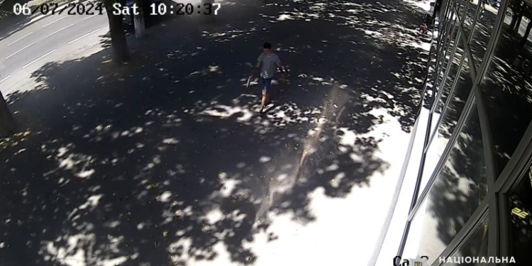 У Миколаєві знайшли чоловіка, який бив жінок на вулицях. Він в лікарні (ВІДЕО)