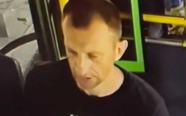 У Миколаєві пасажир розбив обличчя водієві автобусу – «Миколаївпастранс» просить допомоги у розшуку нападника (ВІДЕО)