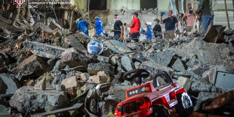 Розбір завалів у Києві на місці влучання російської ракети: знайдено тіло хлопчика (ФОТО)