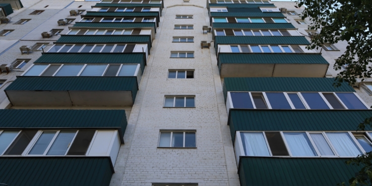 У Миколаєві відновили пошкоджену ворожим обстрілом багатоповерхівку (ФОТО)