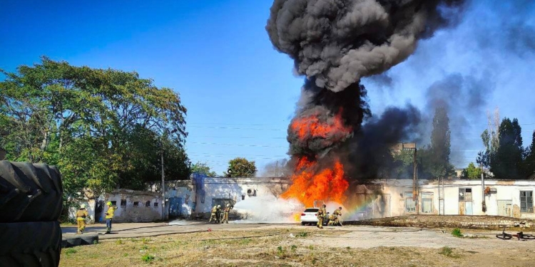 У Миколаєві спалахнув бензовоз з пальним – вогонь перекинувся на госпбудівлі автопідприємства (ФОТО)