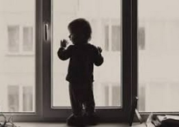 У Миколаєві вночі загинула трирічна дитина – випала з балкону