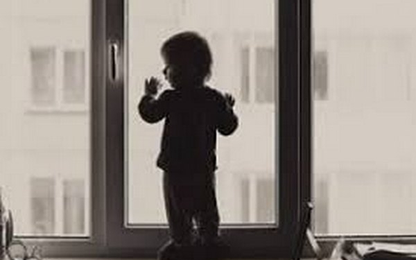 У Миколаєві вночі загинула трирічна дитина – випала з балкону