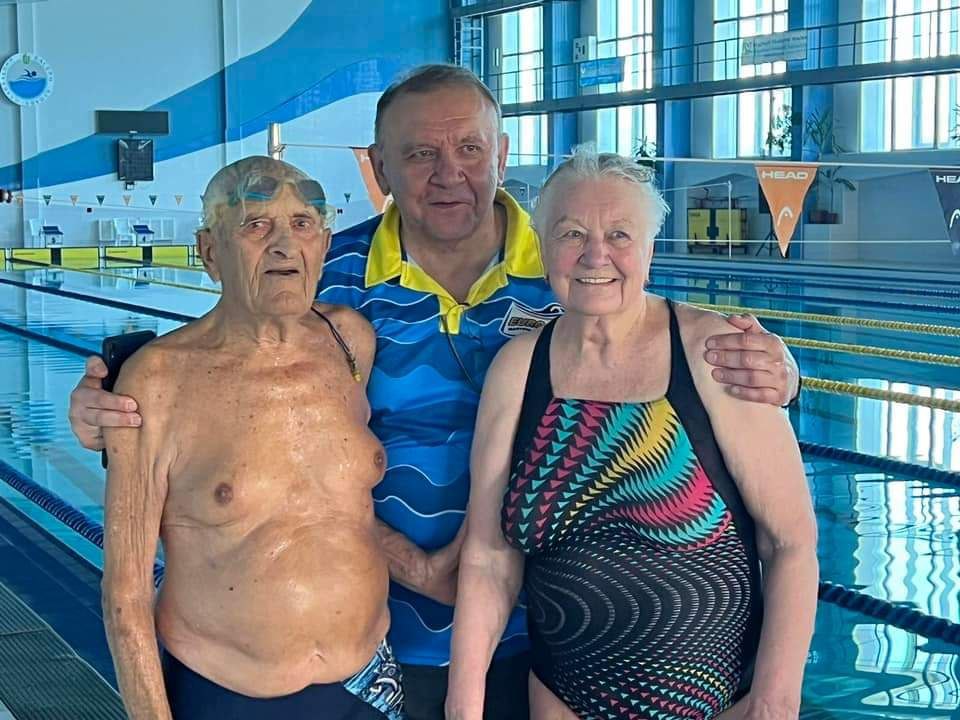 Житель Вознесенська у свої 100 років не тільки досі плаває, а й встановлює світові рекорди (ФОТО) 1