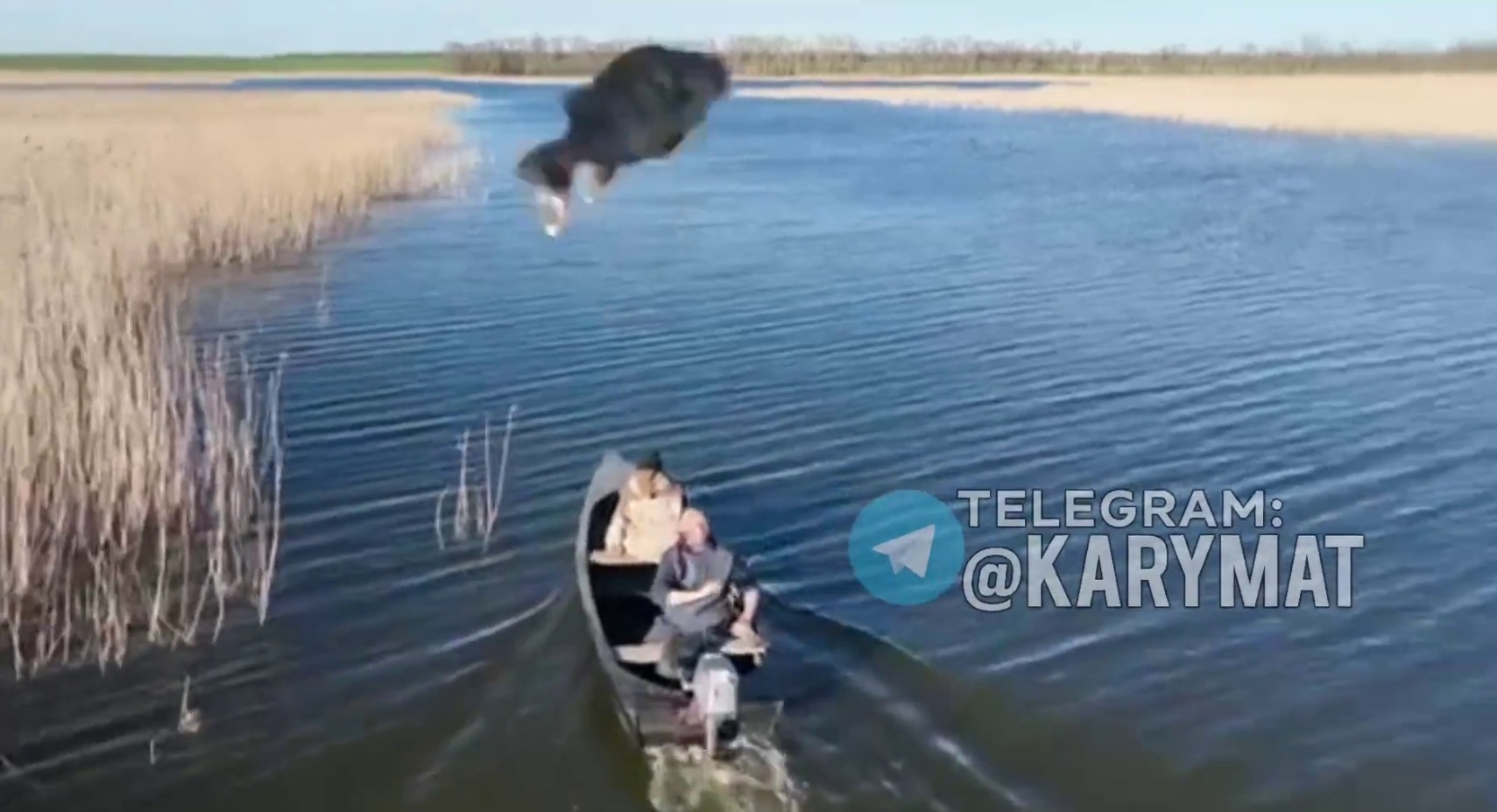 Рибина – все ж таки не банка з помідорами, але… Херсонські рибалки влучили у російський дрон (ВІДЕО)