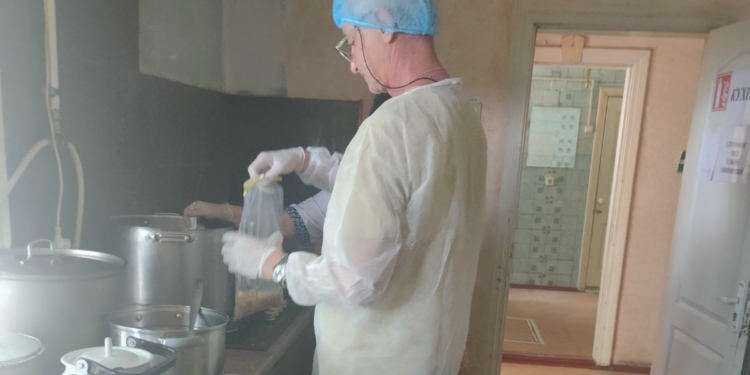 Заклад у Миколаєві, де отруїлись 16 дорослих, перевіряють