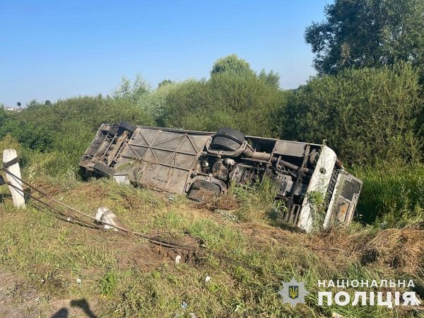 На Тернопільщині перекинувся автобус з прочанами - постраждали 19 людей (ФОТО) 2