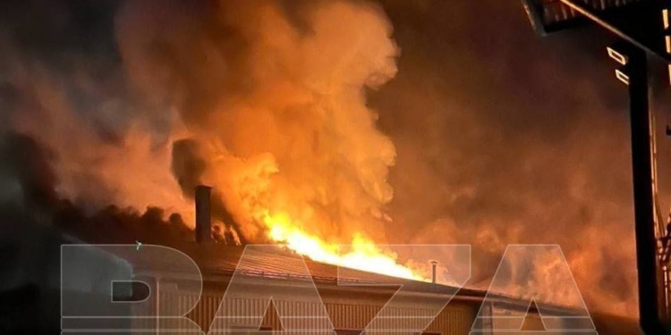 У Курській області після атаки дронів загорівся завод низьковольтної апаратури (ВІДЕО)