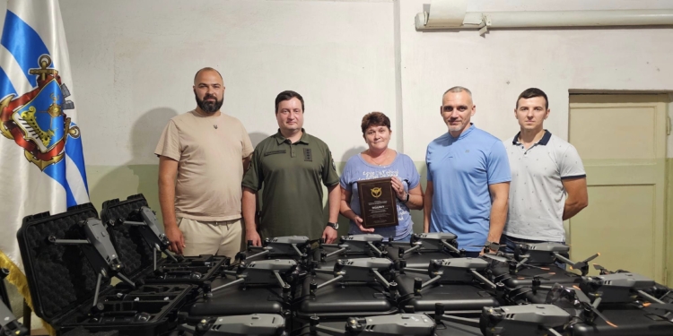 «Миколаївелектротранс» передав ГУР МО 14 «мавіків» та 2 станції автономного живлення з акумулятором – приймав Юсов (ФОТО)