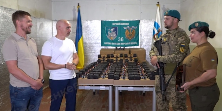 Миколаївським морпіхам Миколаїв передав партію дронів (ВІДЕО)