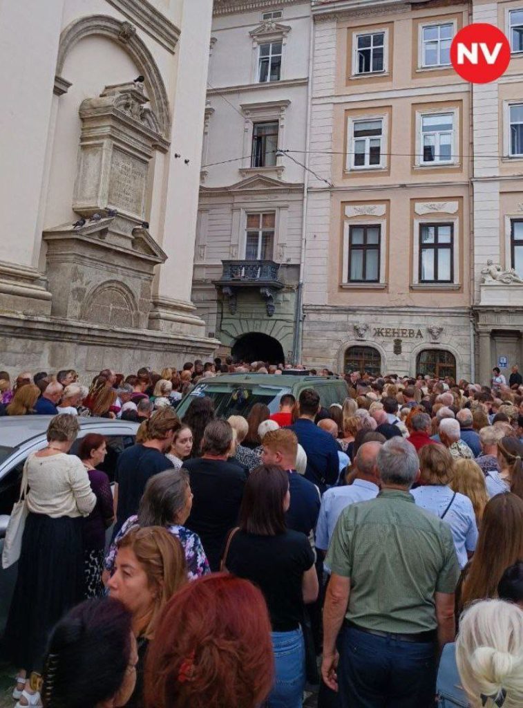 Тисячі людей прийшли попрощатися з Іриною Фаріон (ФОТО) 2