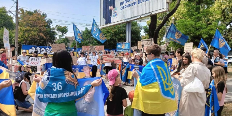 У Миколаєві відбулася чергова мирна акція-нагадування про полонених військовослужбовців (ФОТО)