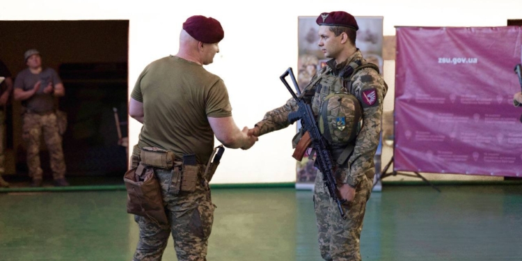 Миколаївські десантники отримали державні і відомчі нагороди від Командувача ДШВ (ФОТО)