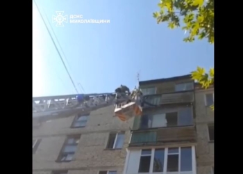 У Миколаєві чоловік ліз додому через балкон і зірвався (ВІДЕО)