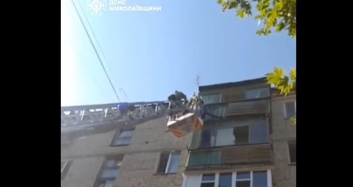 У Миколаєві чоловік ліз додому через балкон і зірвався (ВІДЕО)