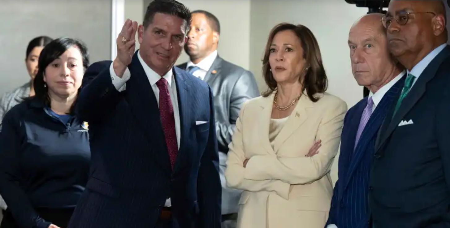 Що відомо про кандидатів у віцепрезиденти у Гарріс, і як ці люди пов’язані з Україною