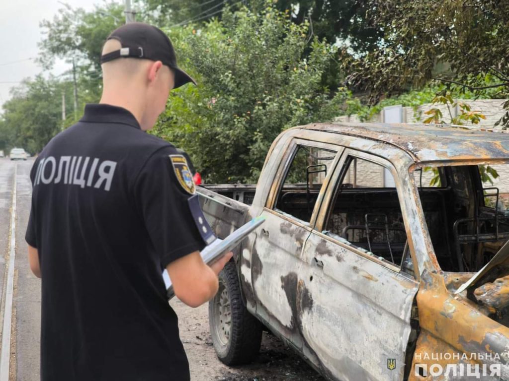 У Миколаєві поліцейські встановлюють осіб, причетних до підпалу авто (ФОТО) 1