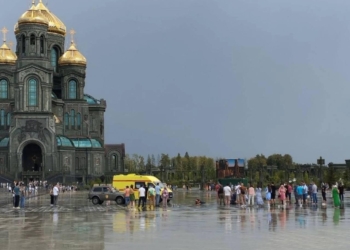 Кара Божа. Біля головного храму росармії блискавка вразила кількох людей (ФОТО)