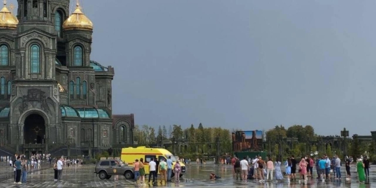 Кара Божа. Біля головного храму росармії блискавка вразила кількох людей (ФОТО)