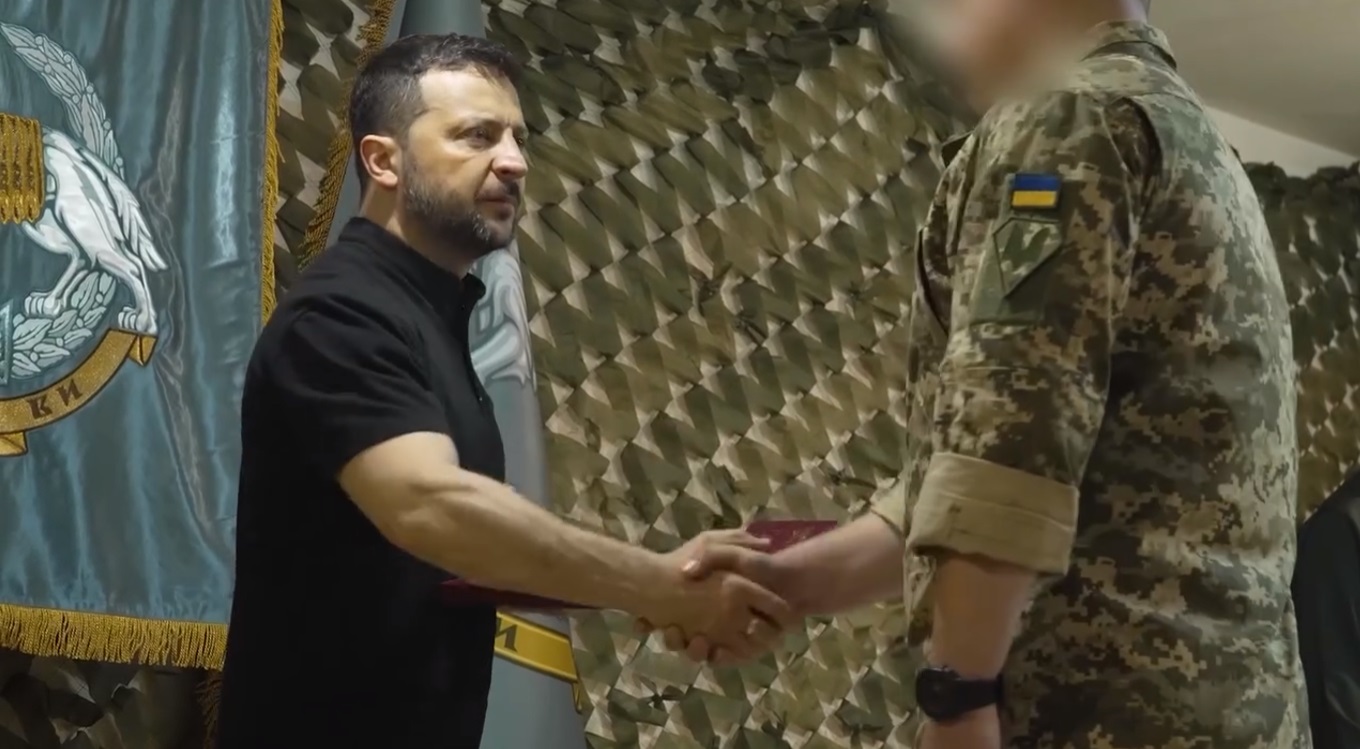 Зеленський поблизу Вовчанська вручив нагороди воїнам Сил спеціальних операцій (ВІДЕО)