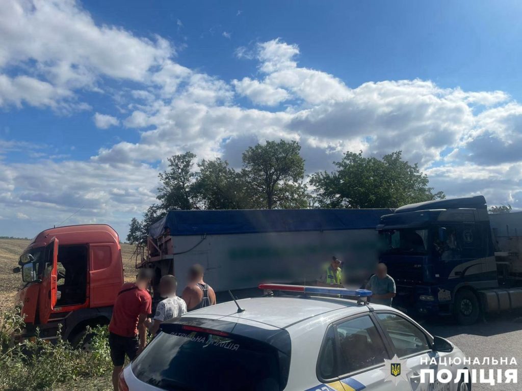 На трасі Миколаїв-Одеса - масштабна ДТП, загинув водій, рух обмежено (ФОТО) 2