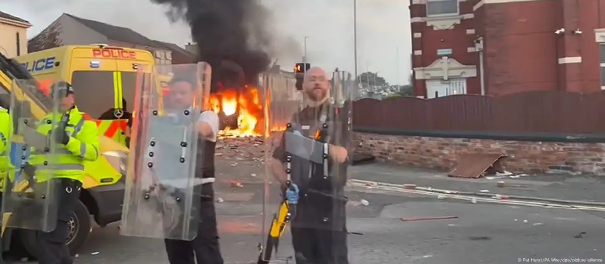 У Британії під час заворушень, влаштованих правими екстремістами, вже поранено 39 поліцейських