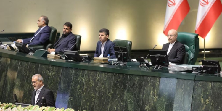 Новий президент Ірану прийняв присягу під крики “Смерть Америці” і “Смерть Ізраїлю” (ФОТО)