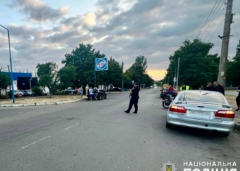 У Первомайську молодіжне ДТП з Маздою та мотоциклом, постраждала пасажирка (ФОТО)